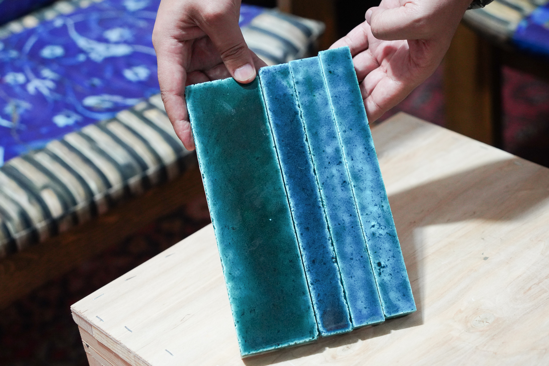 ウズベキスタンパビリオンで使われるタイルの作品