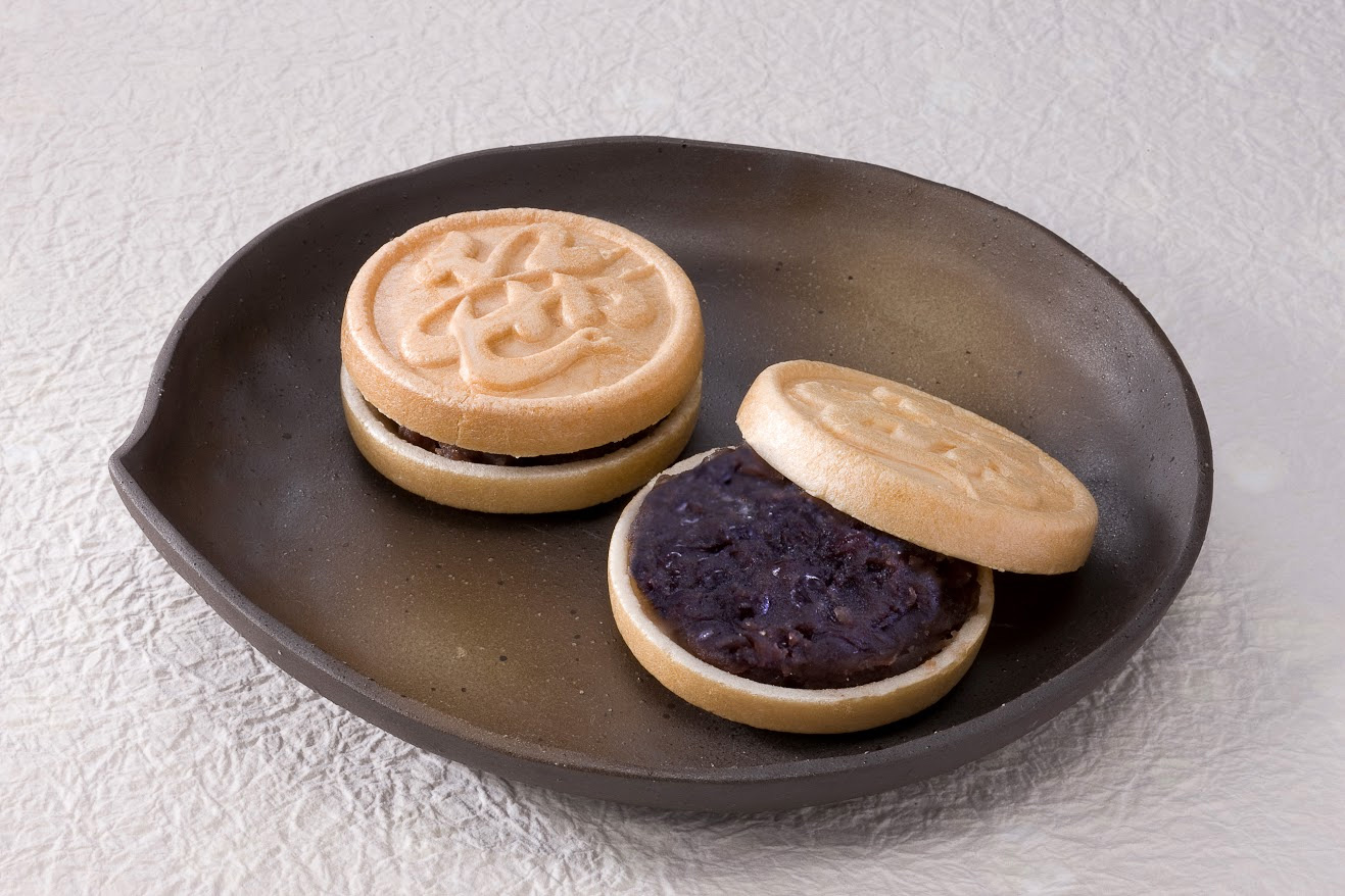 餡がぎっしりと詰まっている「笹丸もなか」のようす