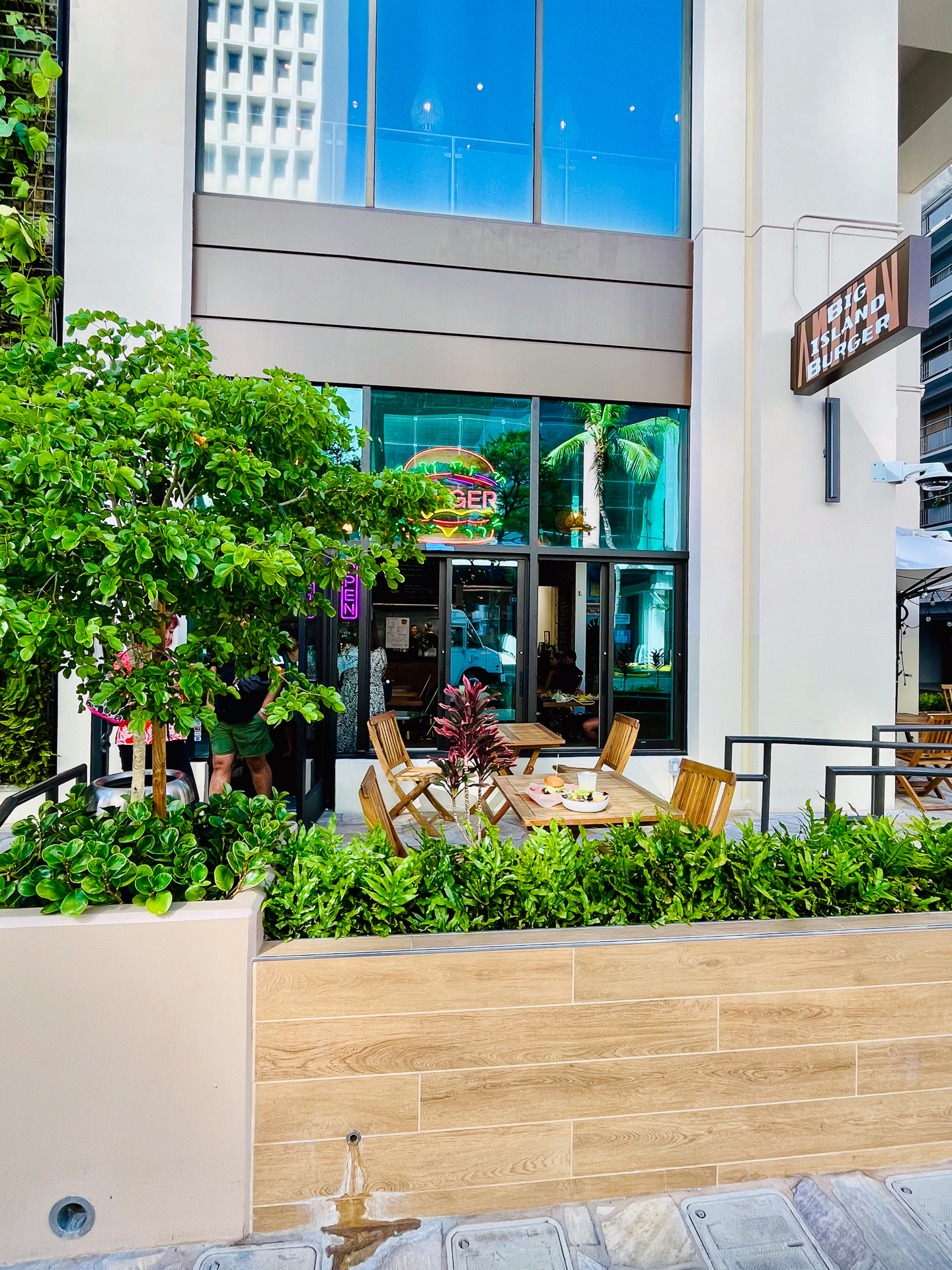 ワイキキショッピングプラザ1階。シーサイド通り側