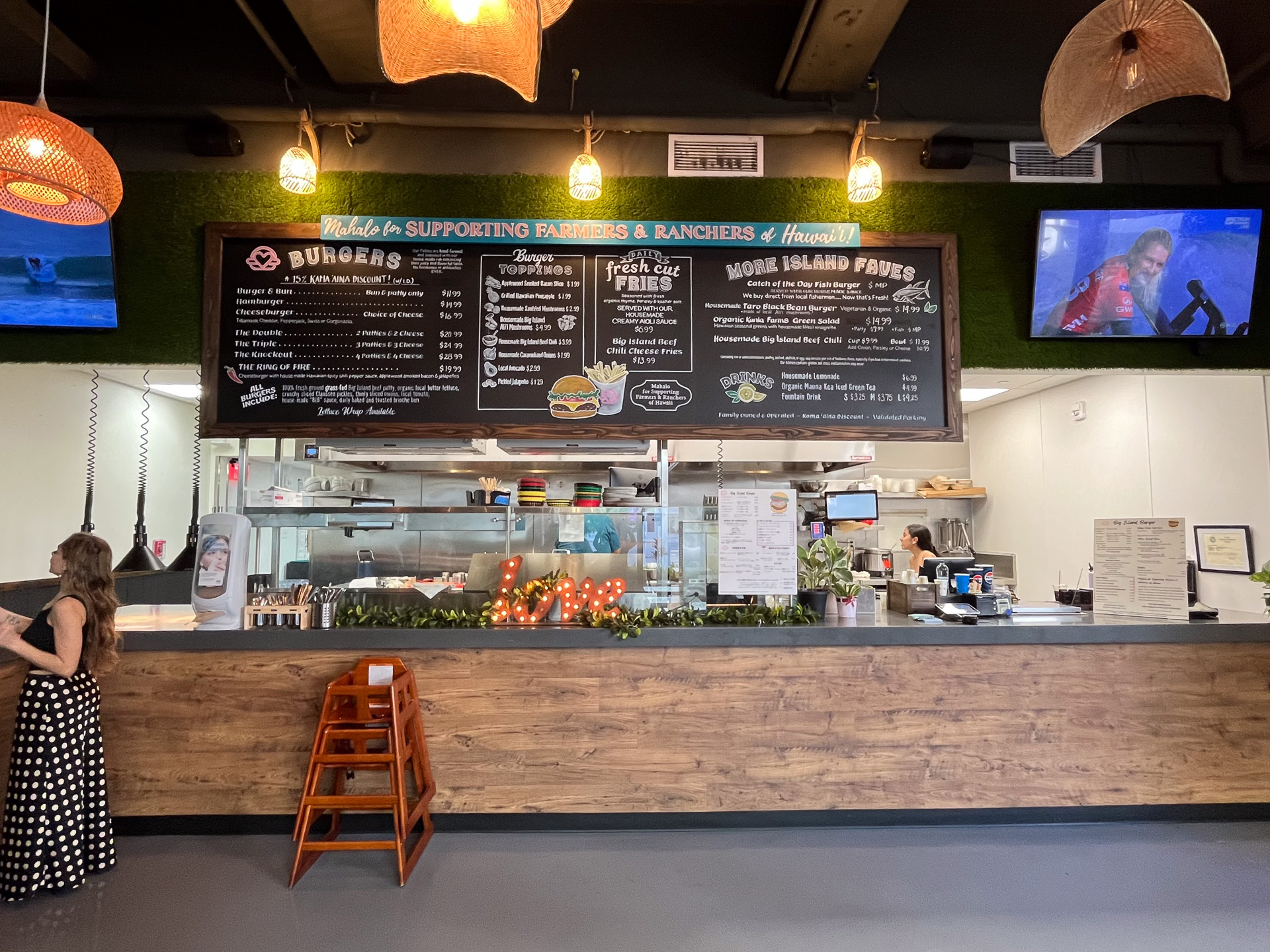 店内と店の外で食事ができる