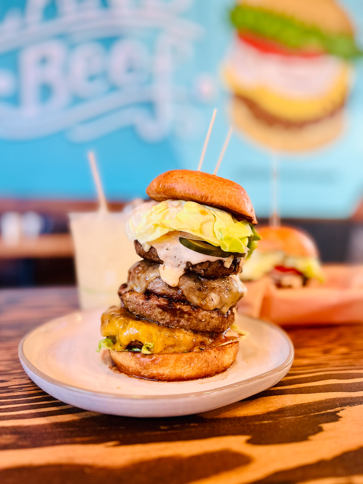 パティ4枚＆チーズ4枚のシグネチャーバーガー、ノックアウト（28.99ドル）