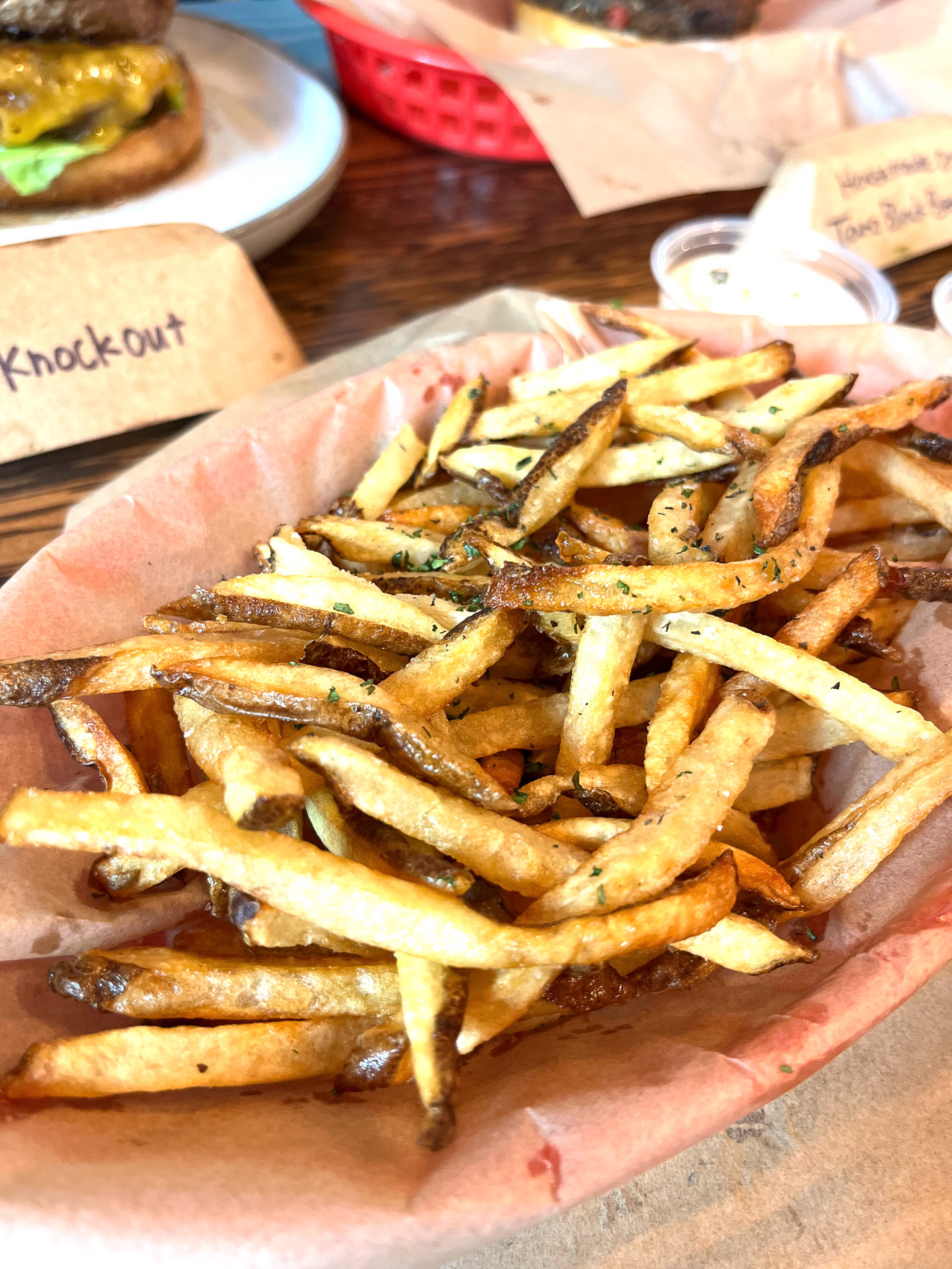 アイオリソースにディップする手作りフライドポテト（6.99ドル）も自慢の一品