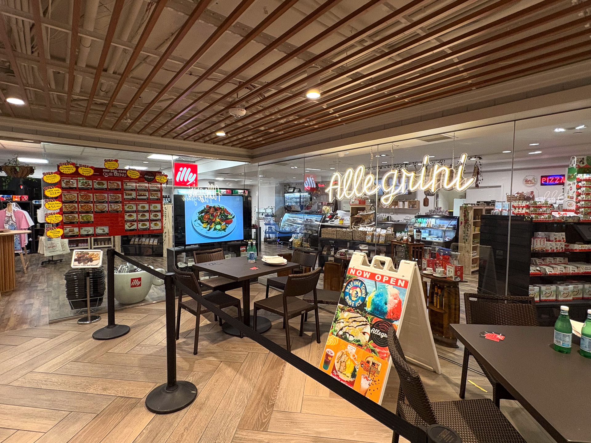 ワイキキショッピングプラザの地下1階にオープンした
