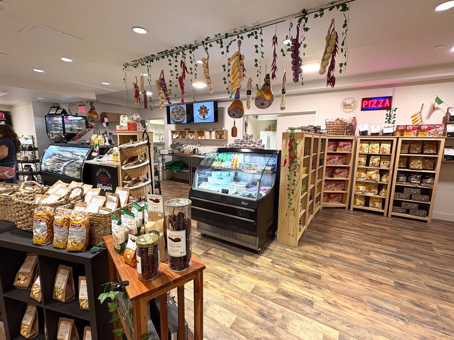 店内ではイタリアからの食料品なども販売している