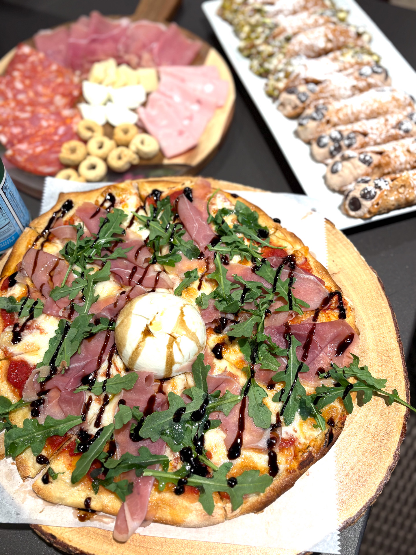 手前が一番人気メニューのラ・ボンバ（12インチ、18ドル）