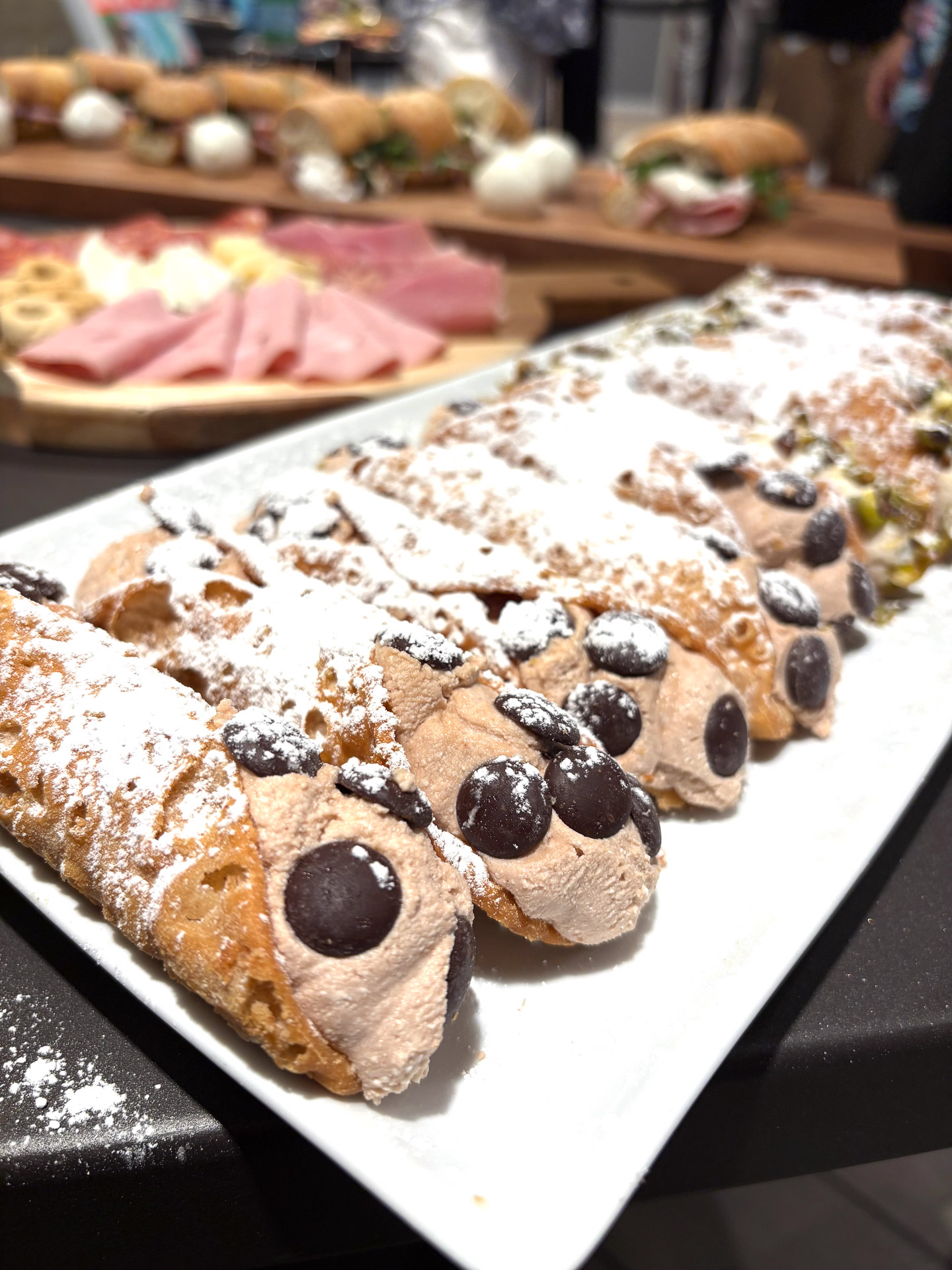 映画「ゴッドファーザー」にも登場したデザート、カンノーリ