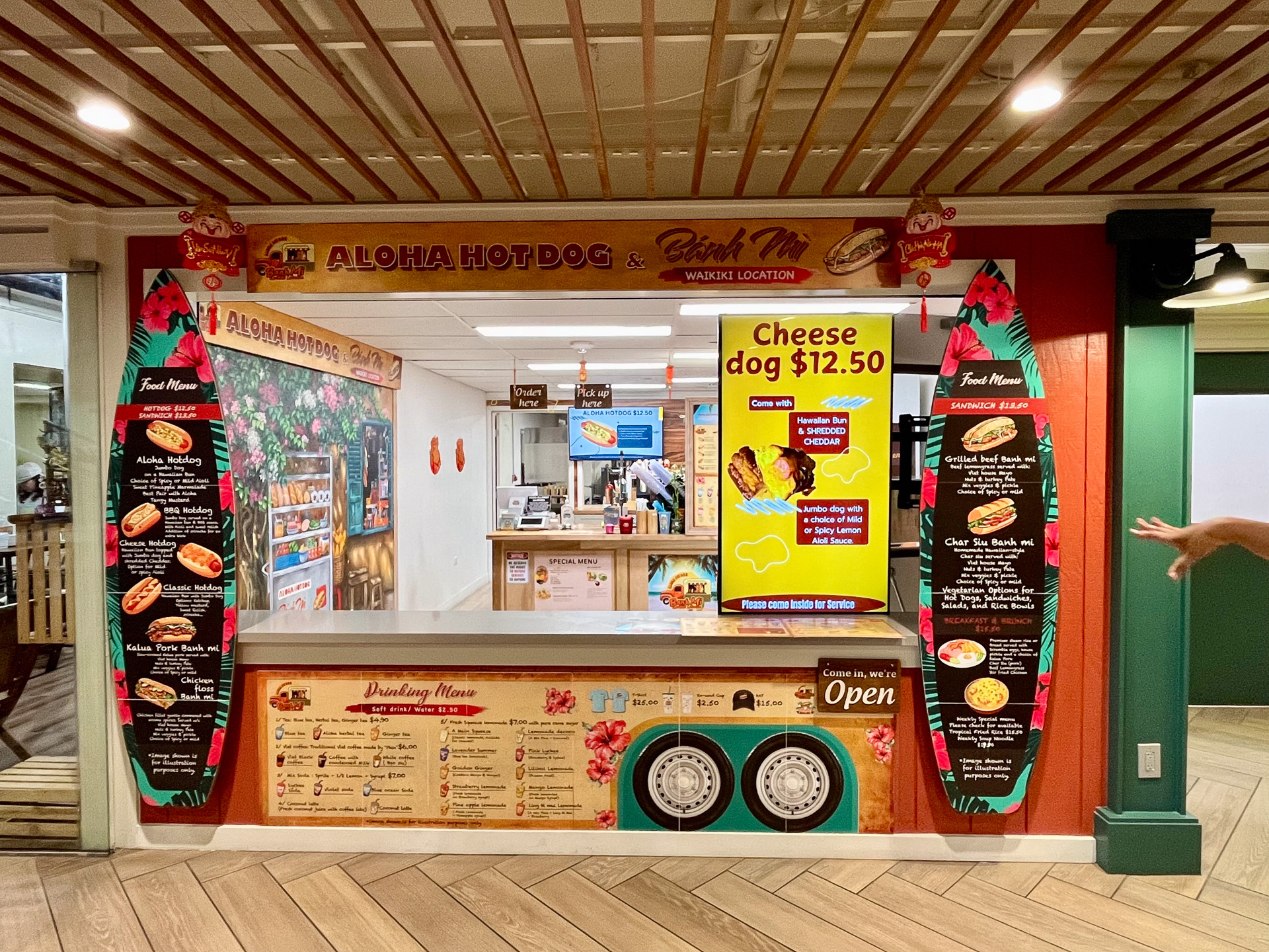 原点であるフードトラックをイメージした店構え