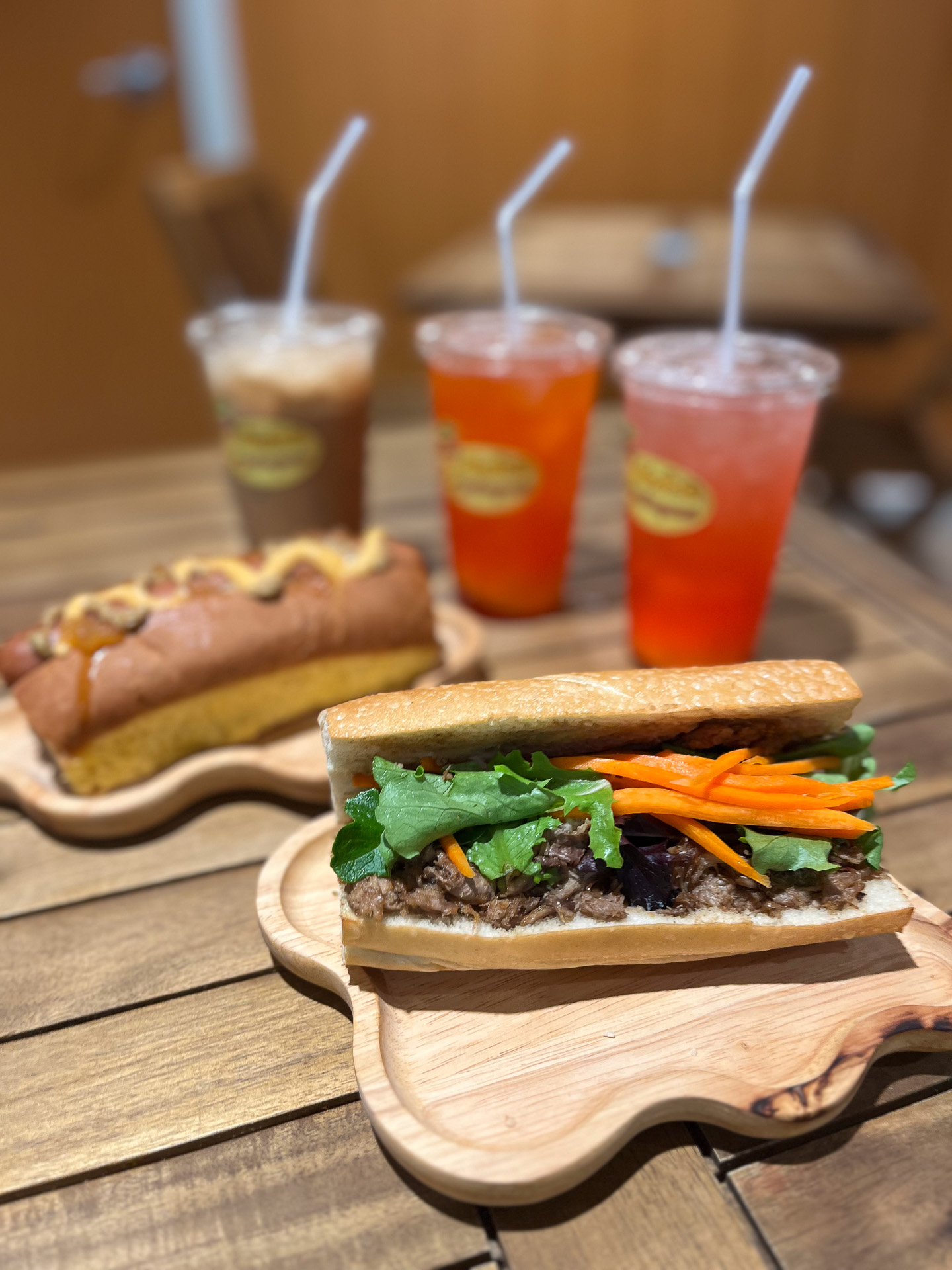 カルーアポーク・バインミー（13.50ドル）とアロハドッグ（12.50ドル）