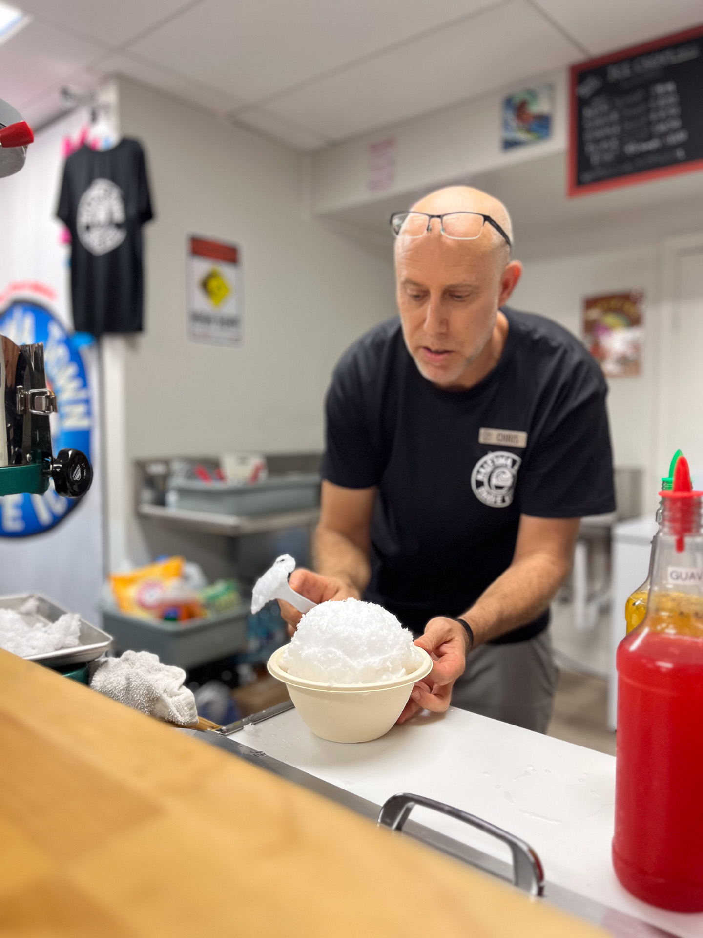 ふんわりした氷へのこだわりが伝わる丁寧な手作業