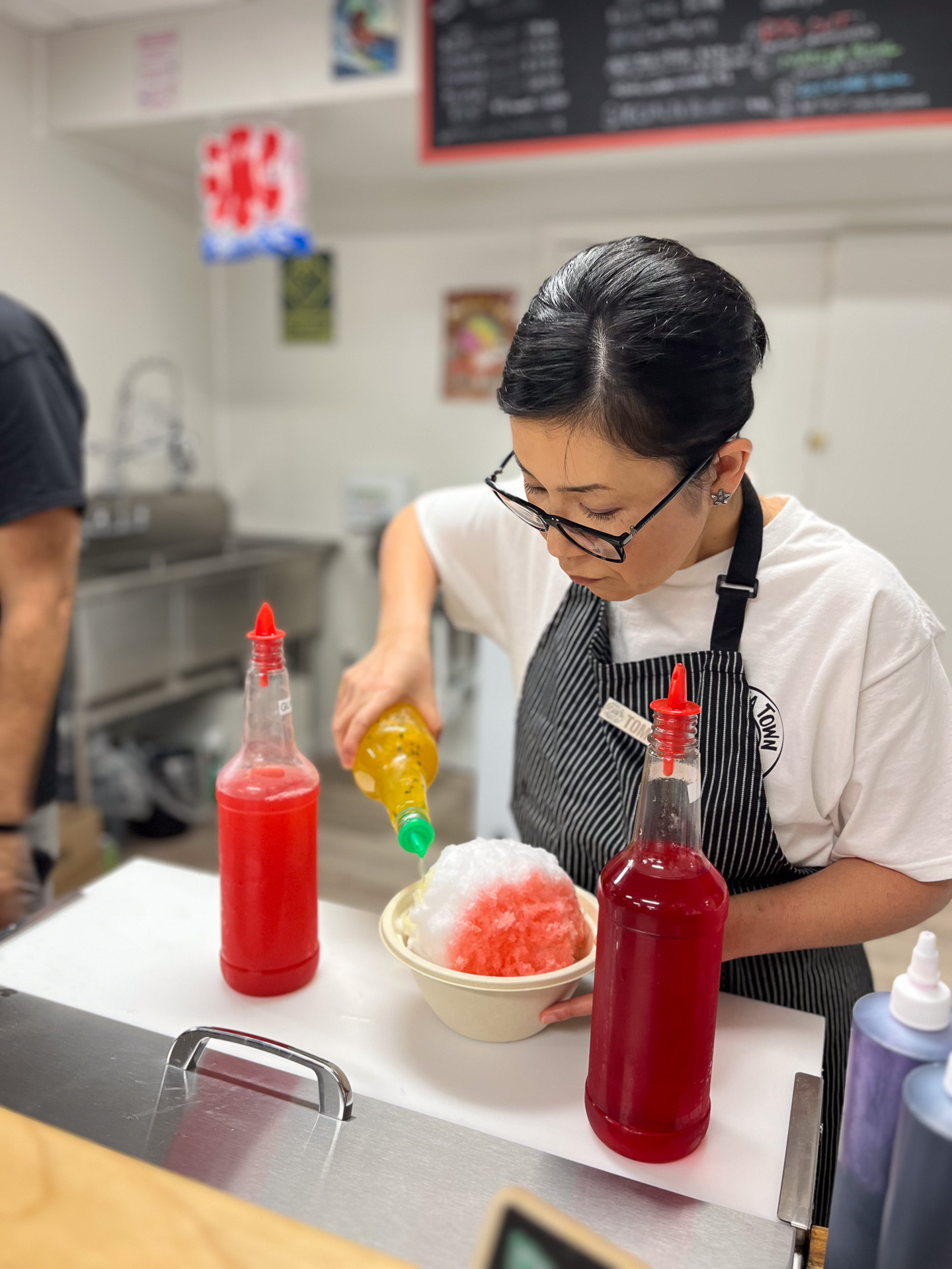 自家製シロップをゆっくりと掛け回す