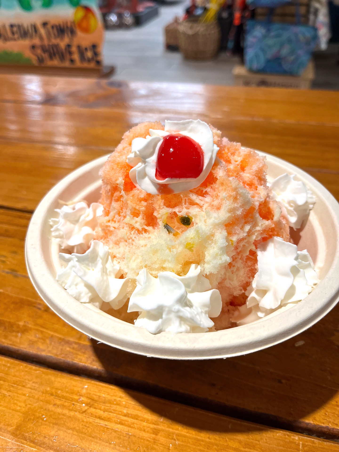 POG（パッション・オレンジ・グアバ）シロップにホイップ、なかにはアイスクリームが入ったスペシャルボウル「POGアウトボウル」（9.99ドル）