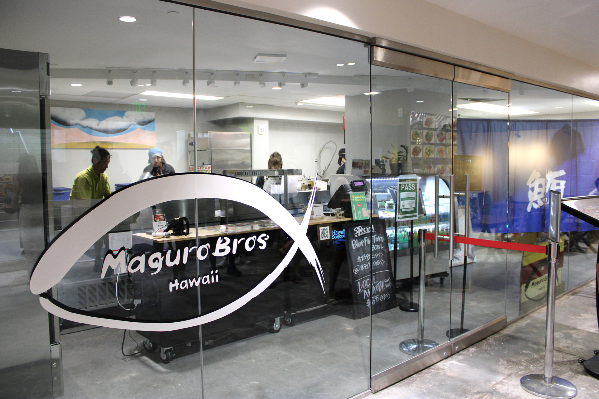 入り口はロイヤルハワイアン通りから地下へつながる階段を降りる