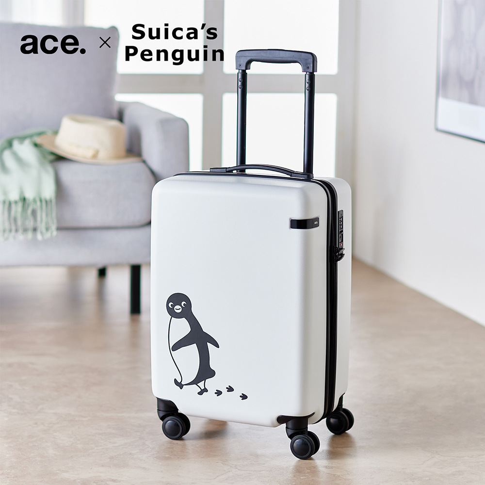 歩いている「Suicaのペンギン」と足跡のモチーフをあしらったスーツケース
