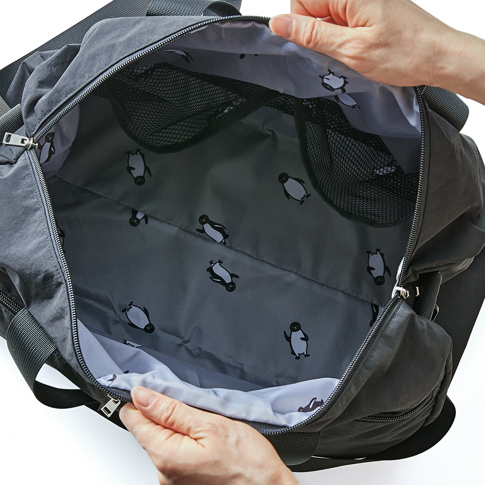 「Suicaのペンギン」の刺繍やプリントを施した2WAYボストンバッグ