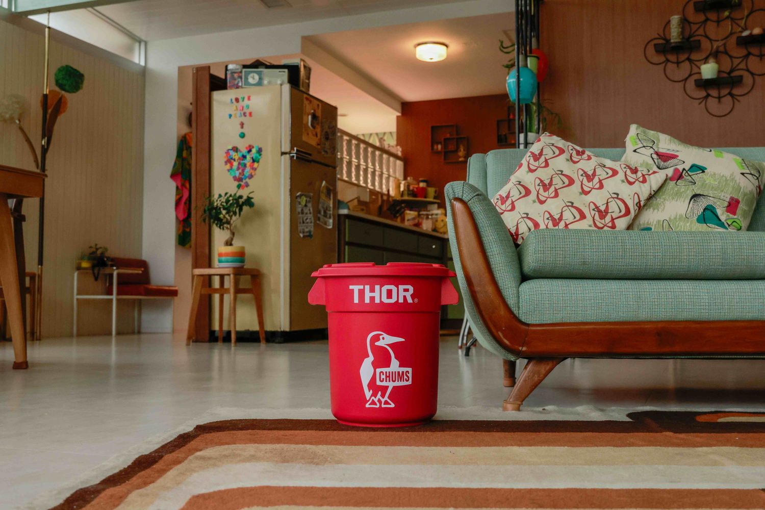 赤色のシンプルなデザインで、リビングやオフィス、キャンプサイトのアイテムとしても馴染む