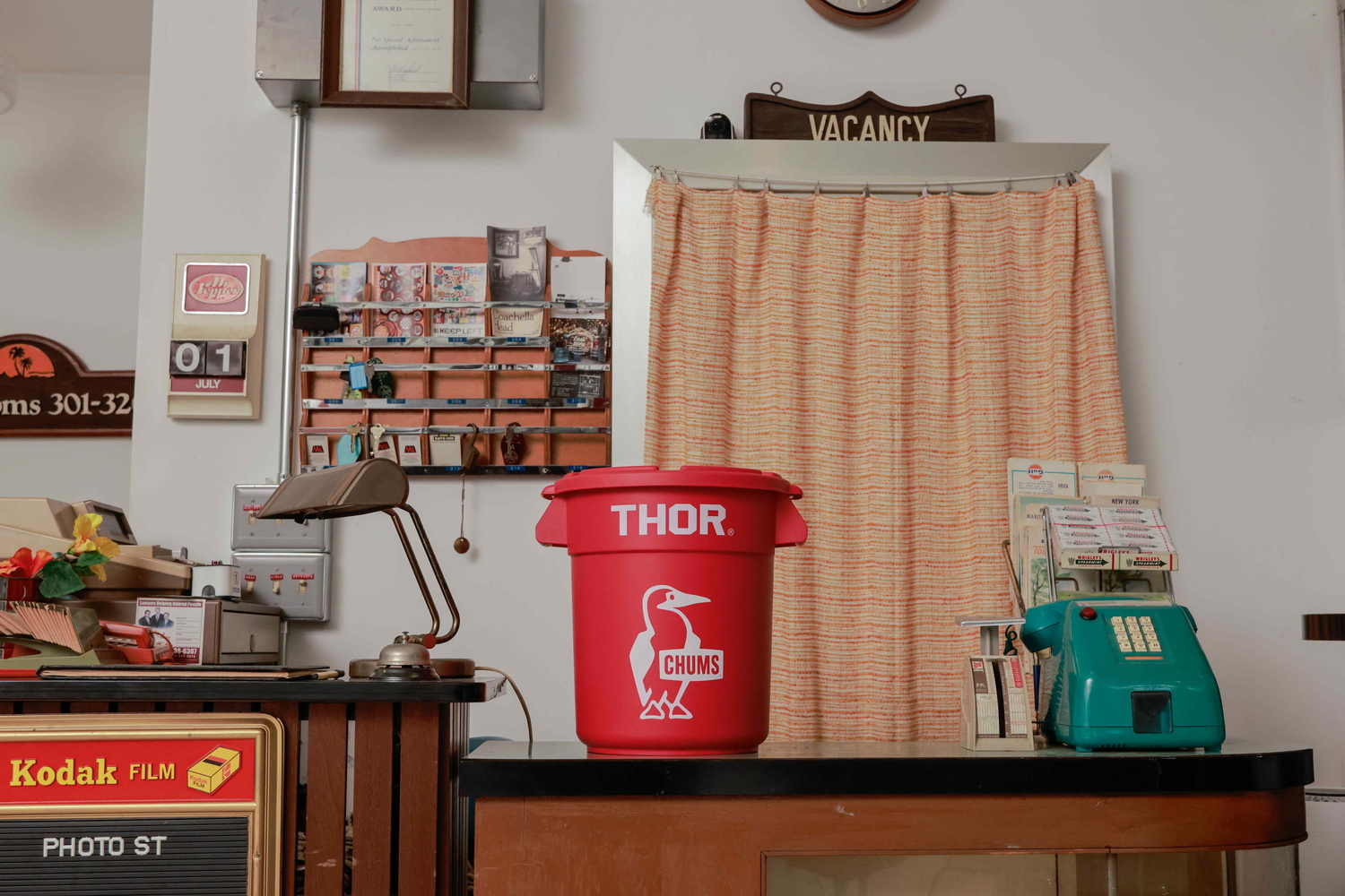 赤色のシンプルなデザインで、リビングやオフィス、キャンプサイトのアイテムとしても馴染む