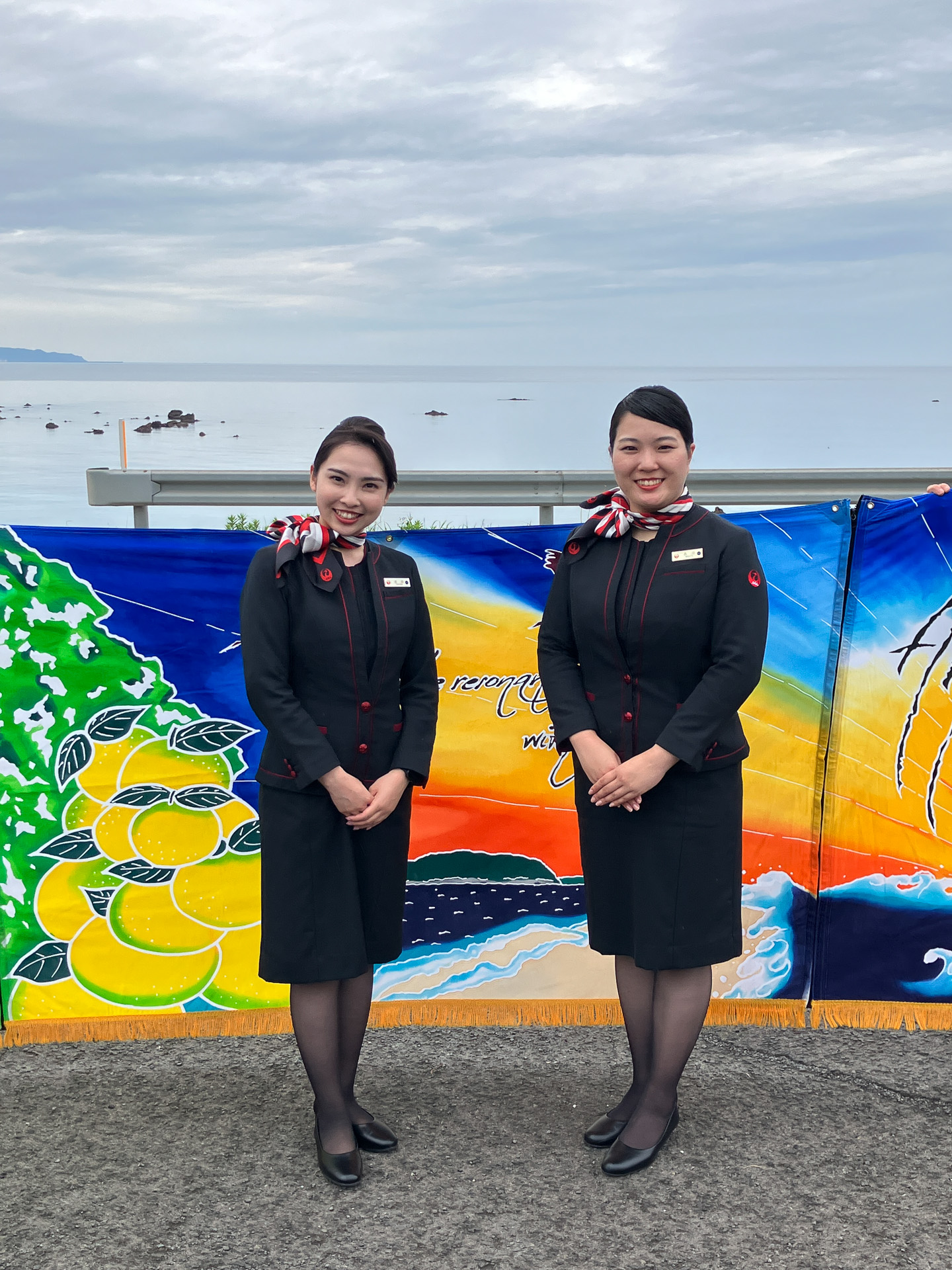 牛ノ浜駅 大漁旗前で記念撮影