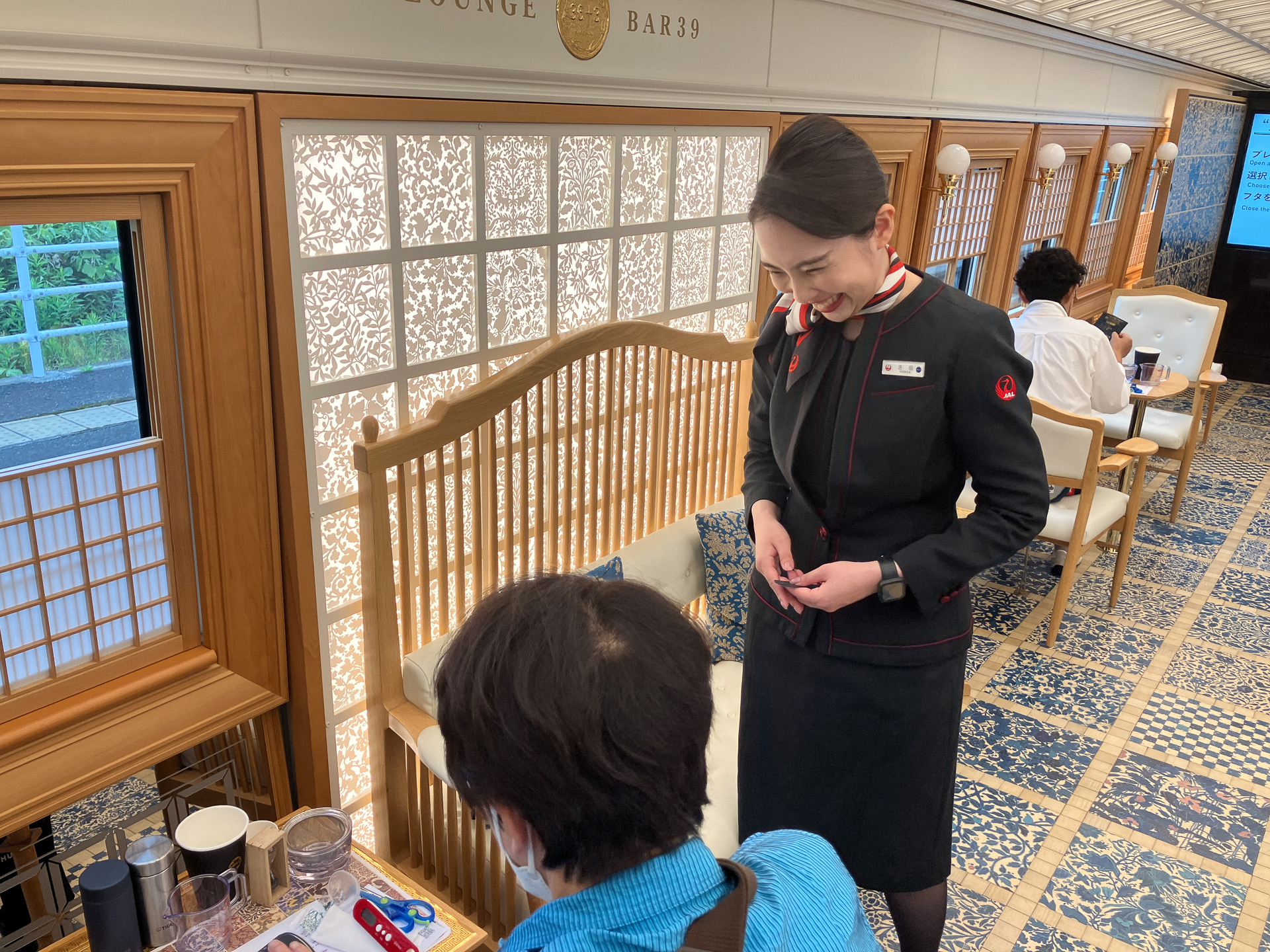 車内での「お茶体験」の様子