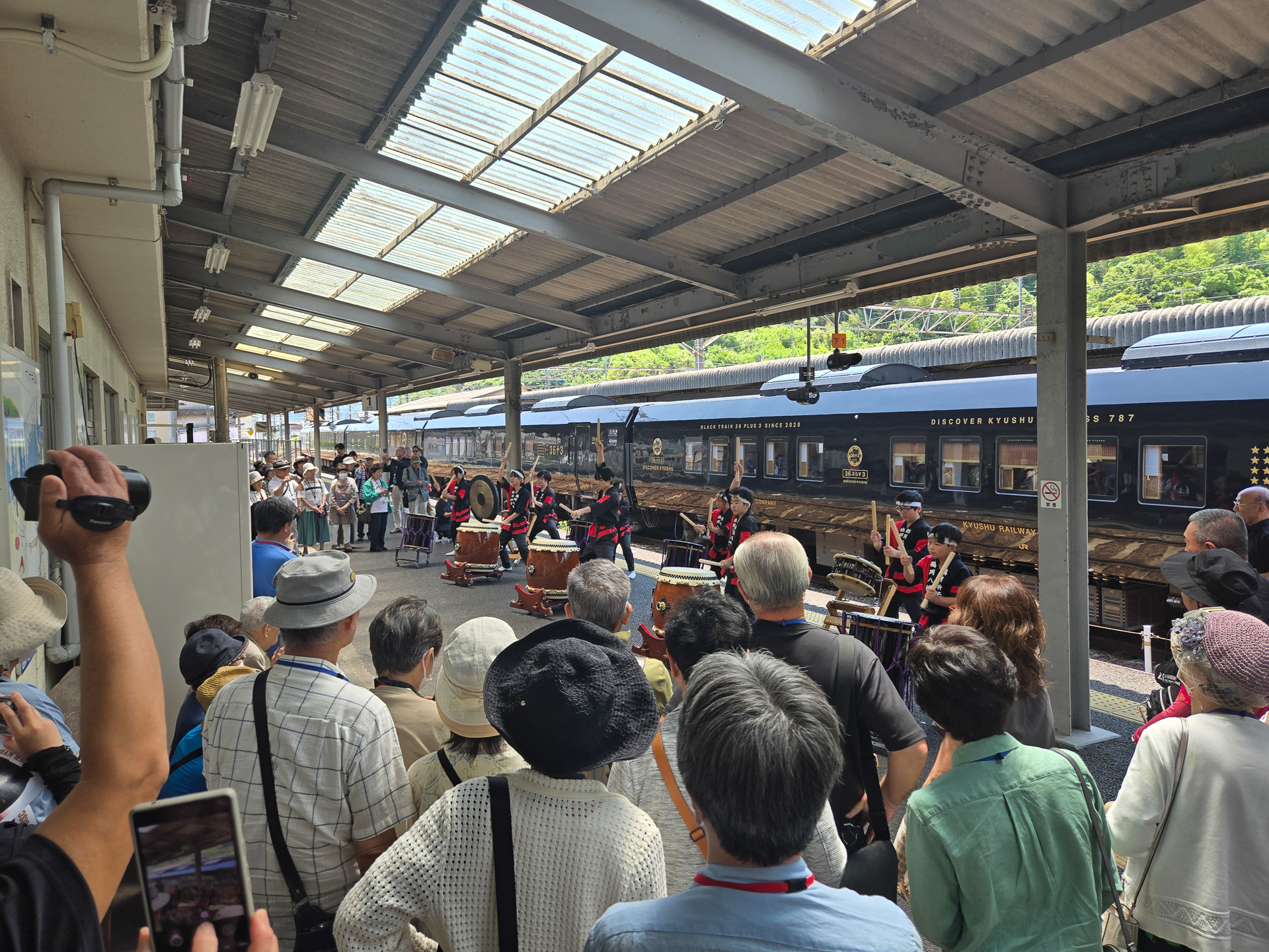 佐伯駅での鶴岡八幡・神子太鼓の演舞