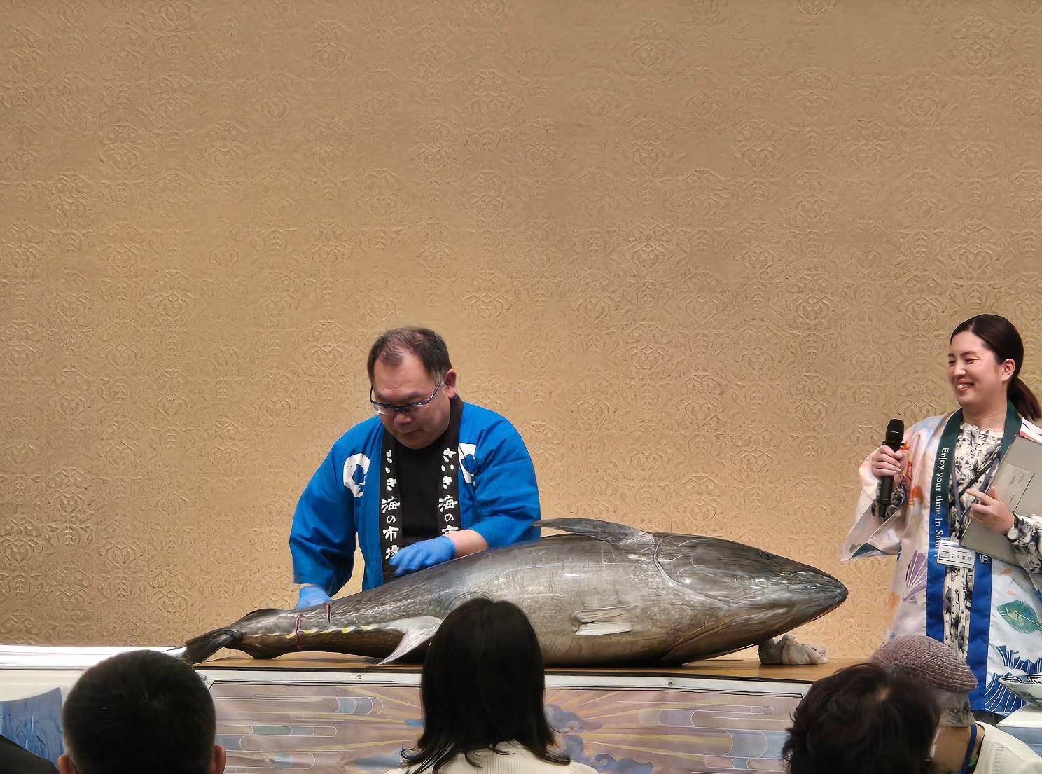 マグロ解体ショーの様子