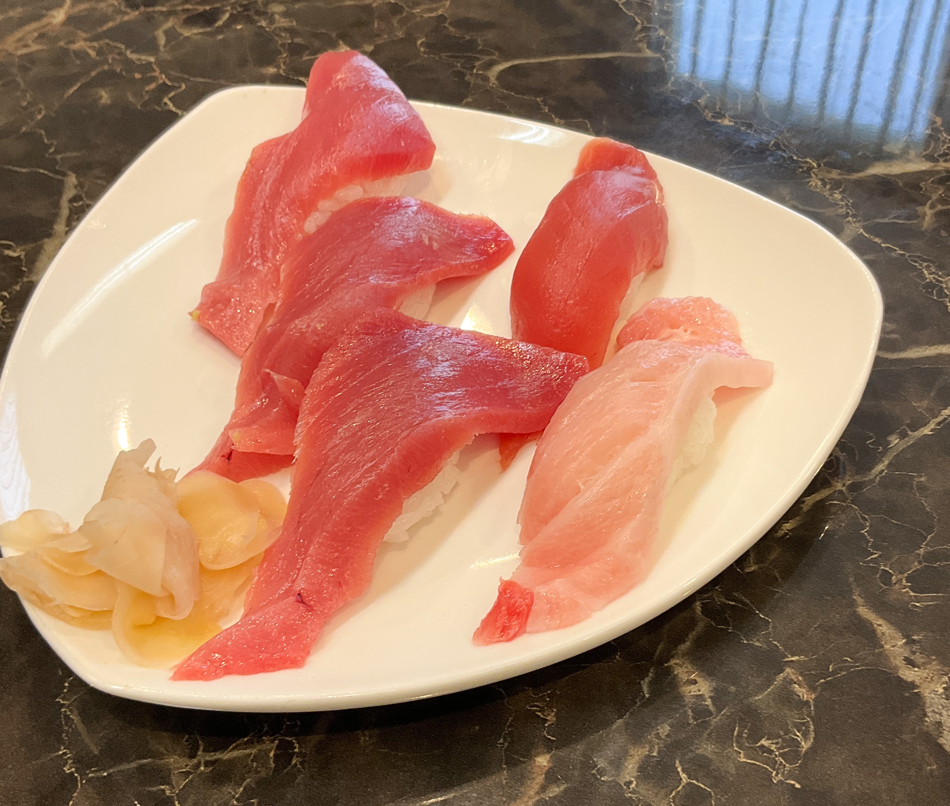 佐伯市で水揚げされた生のマグロ