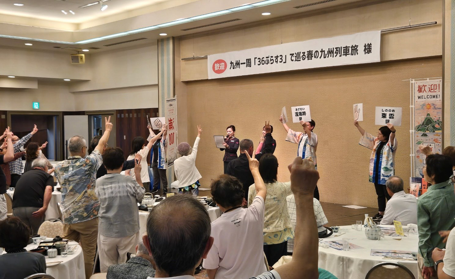 昼食会場でのクイズ大会の様子