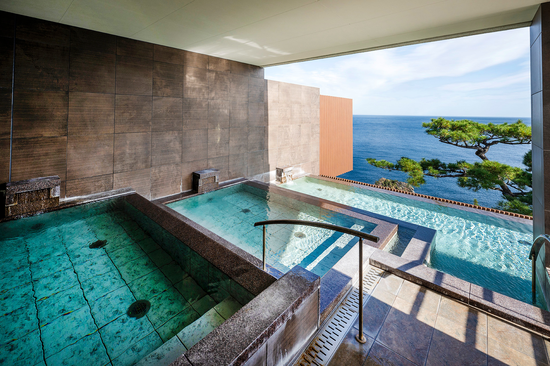 館内の温浴施設はスパリウムニシキ（写真）、彩海、波音の3か所。すべて異なる自家源泉を引いている。日帰り温泉のみも利用できる（通常は平日2500円/休日3000円）