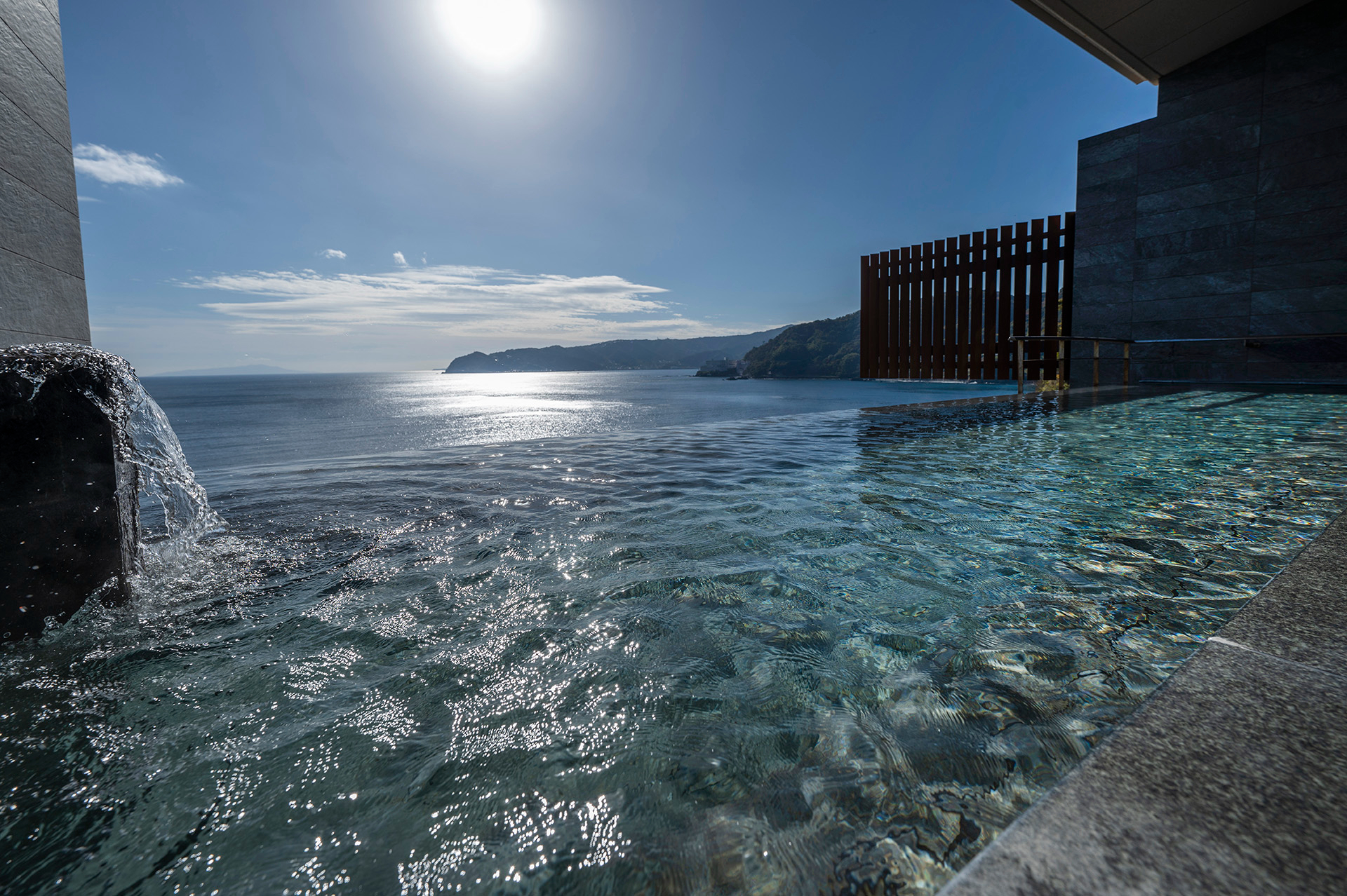 館内の温浴施設はスパリウムニシキ（写真）、彩海、波音の3か所。すべて異なる自家源泉を引いている。日帰り温泉のみも利用できる（通常は平日2500円/休日3000円）