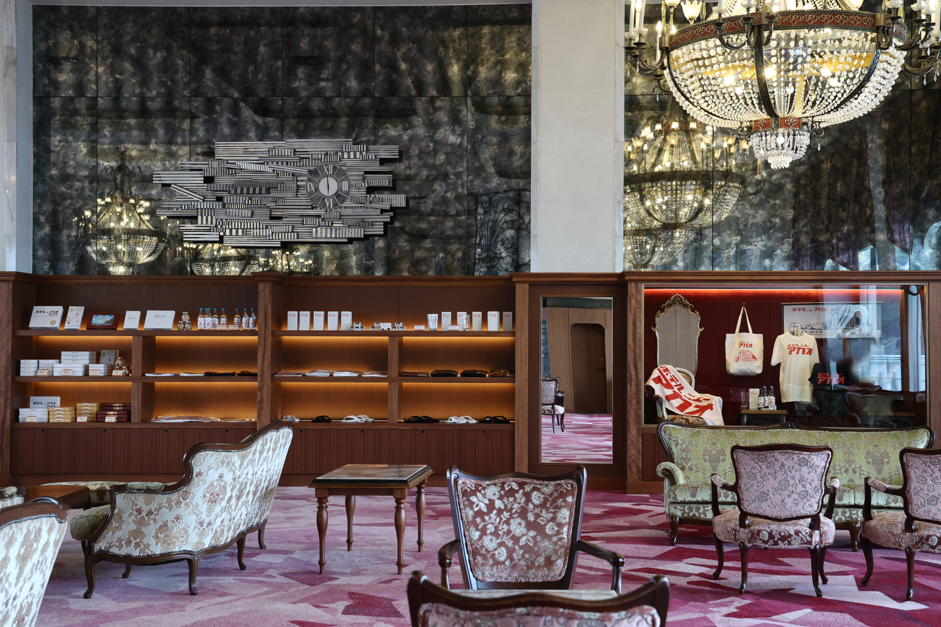 ロビーショップで雨の日限定セール。「オリジナルTシャツ」と「スポーツタオル」のセット購入で500円引き