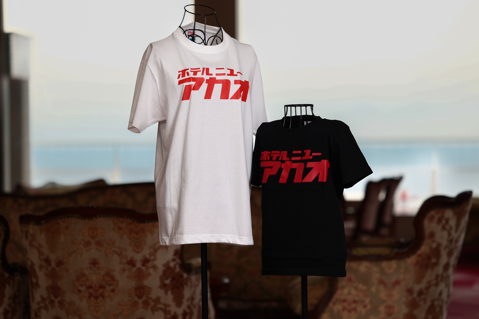 ロビーショップで雨の日限定セール。「オリジナルTシャツ」と「スポーツタオル」のセット購入で500円引き