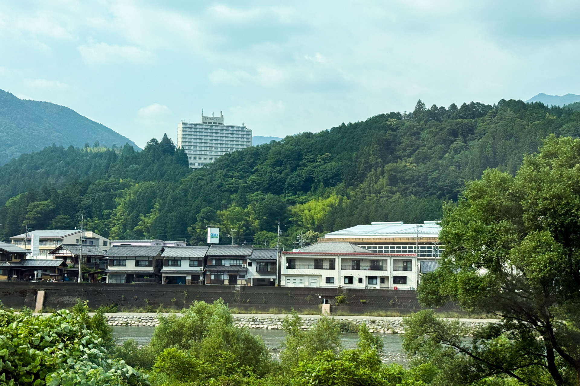 下呂駅に近づいたころ、車窓から高台に建つTAOYA下呂が見えた