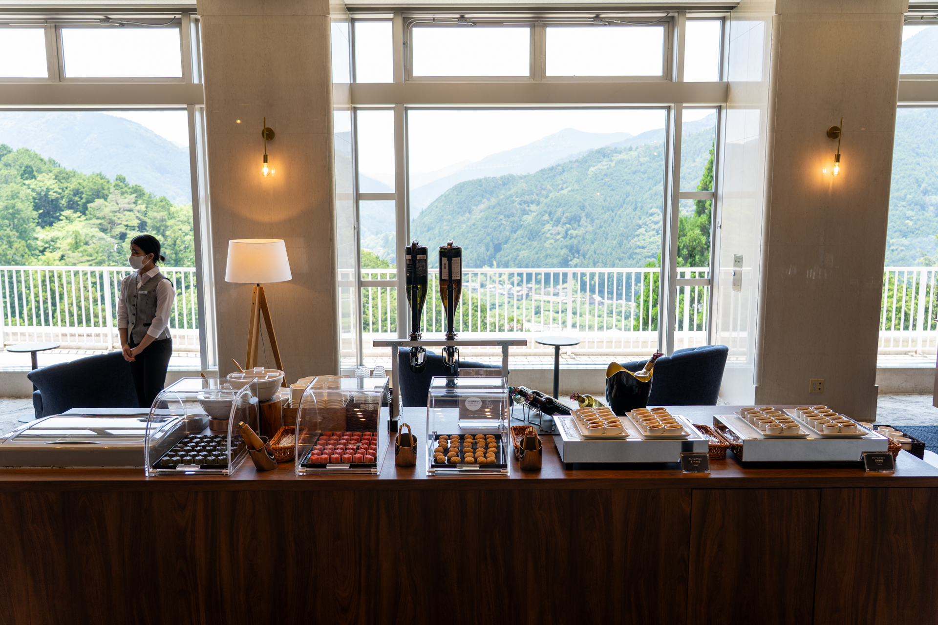 ドリンクやスイーツなどが用意されているラウンジ