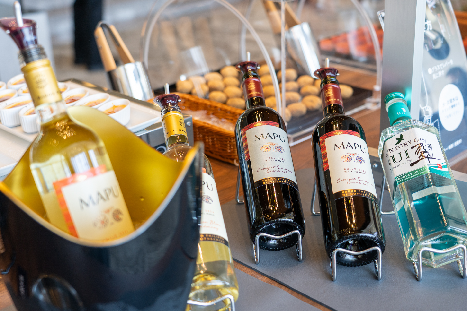 ビールやワインなどのアルコール類に、各種おつまみも