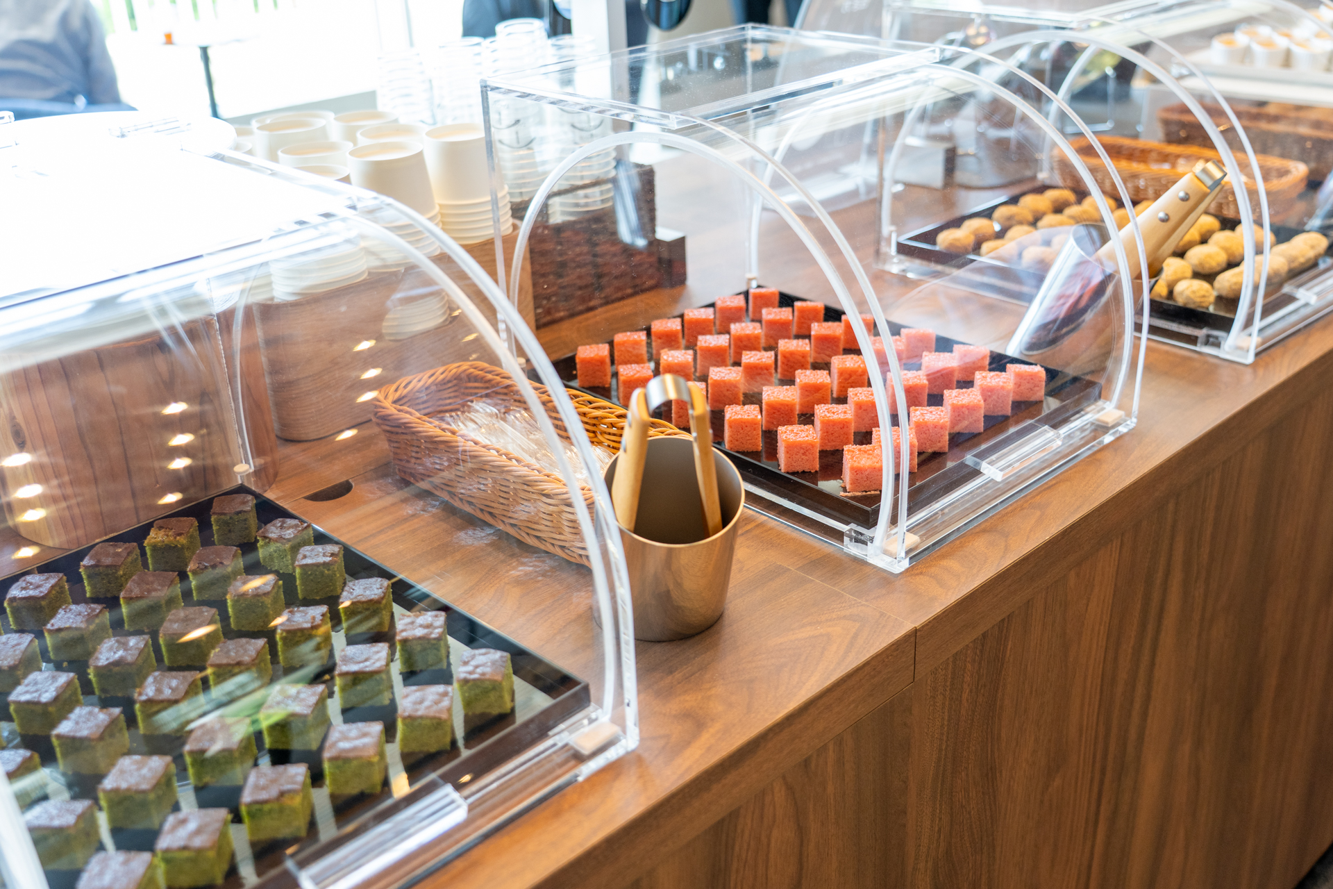 ブラウニーやアイスキャンディなどのスイーツ。美濃茶のクレームブリュレがオススメ