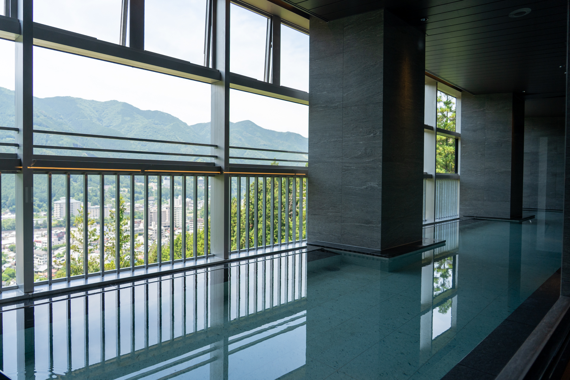 一面ガラス張りの内湯