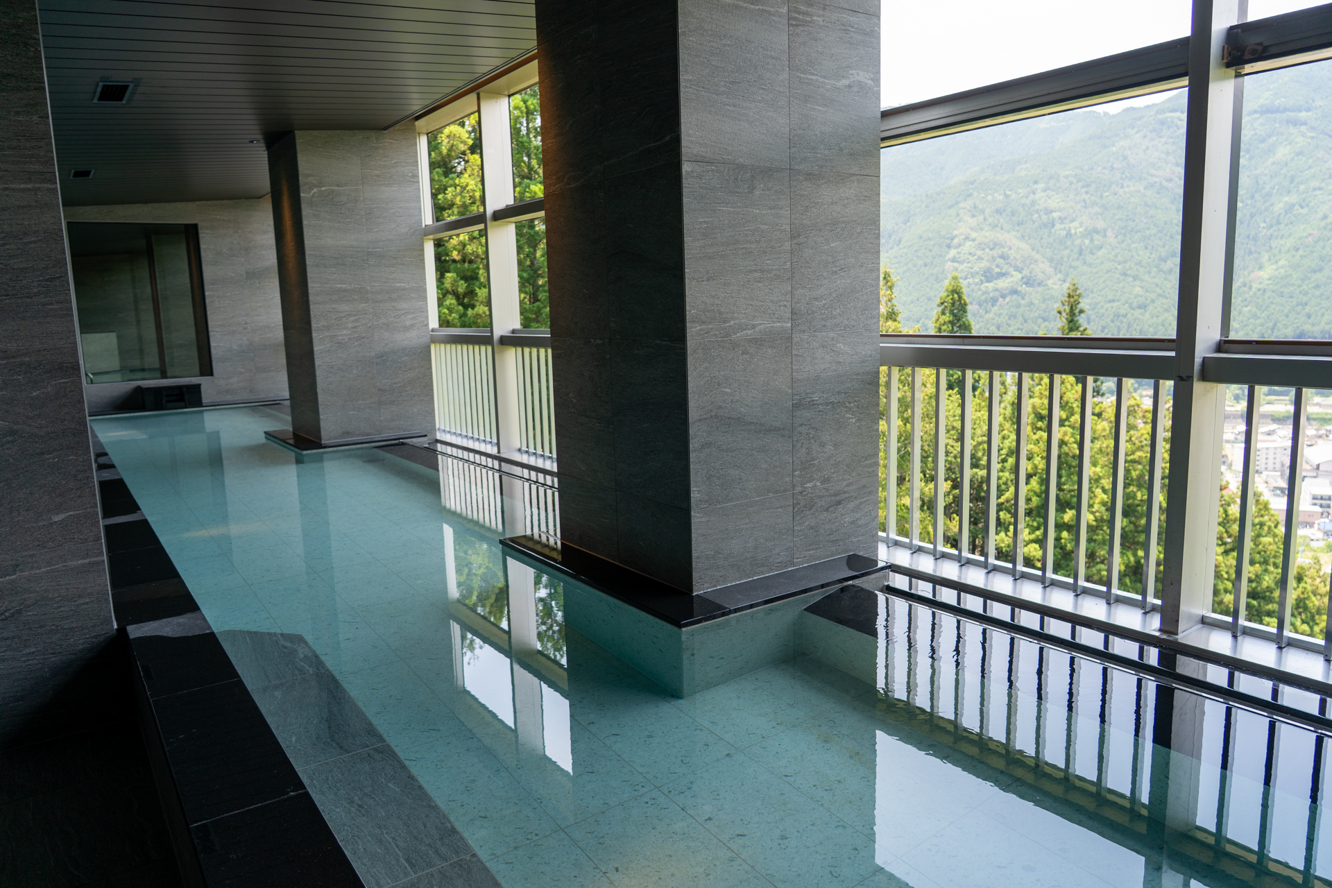 奥は風が通り抜ける半露天風呂