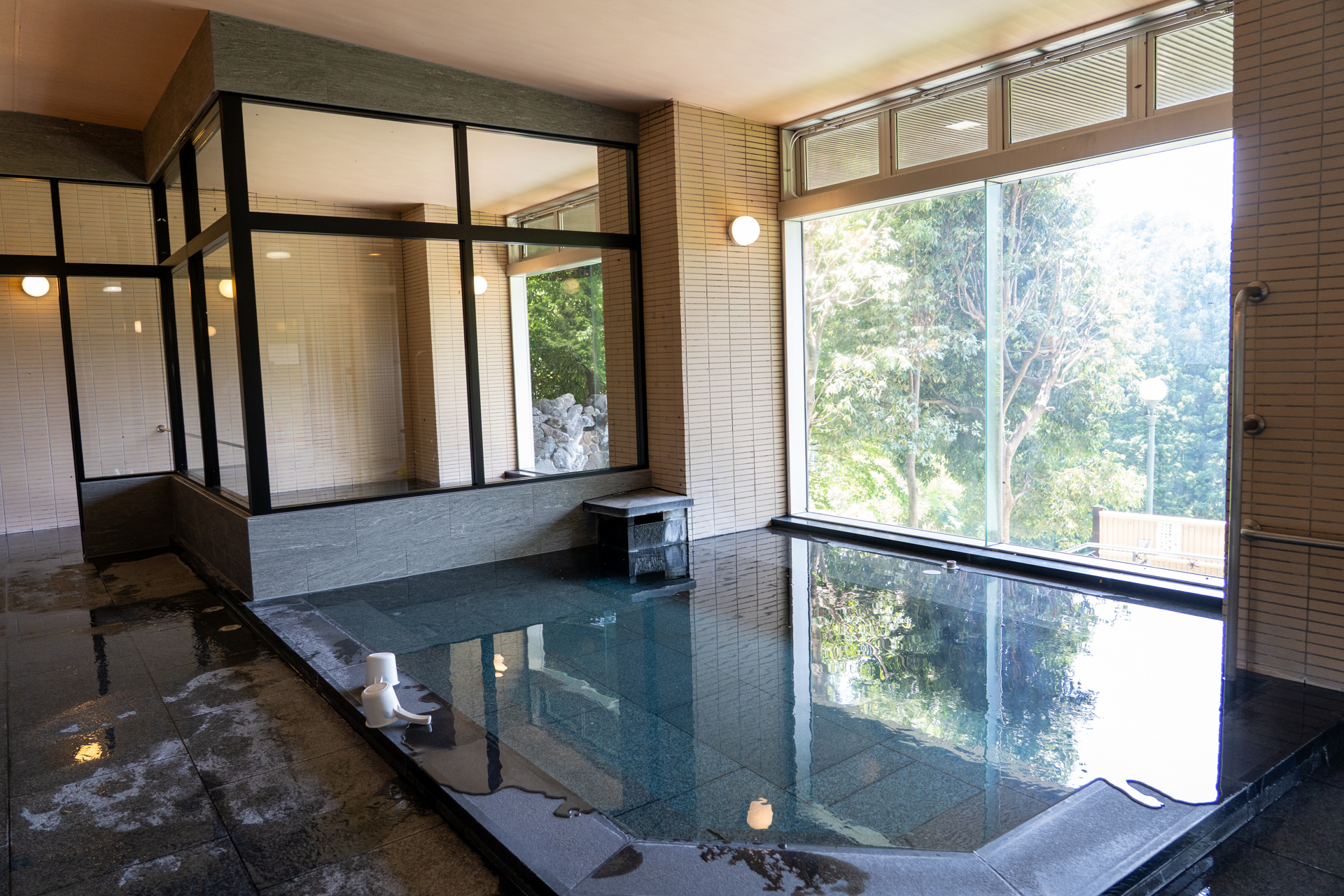 「深層の湯」の内湯。奥に半露天風呂