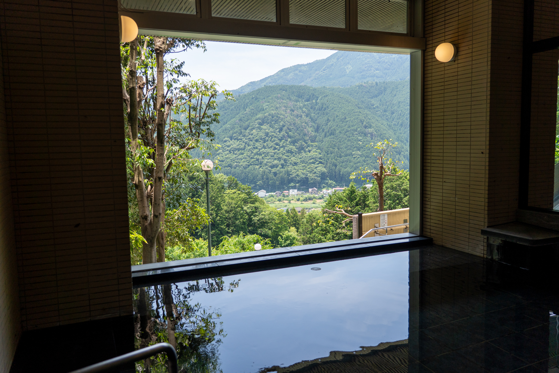 大自然を額縁で切り取ったかのように見える半露天風呂