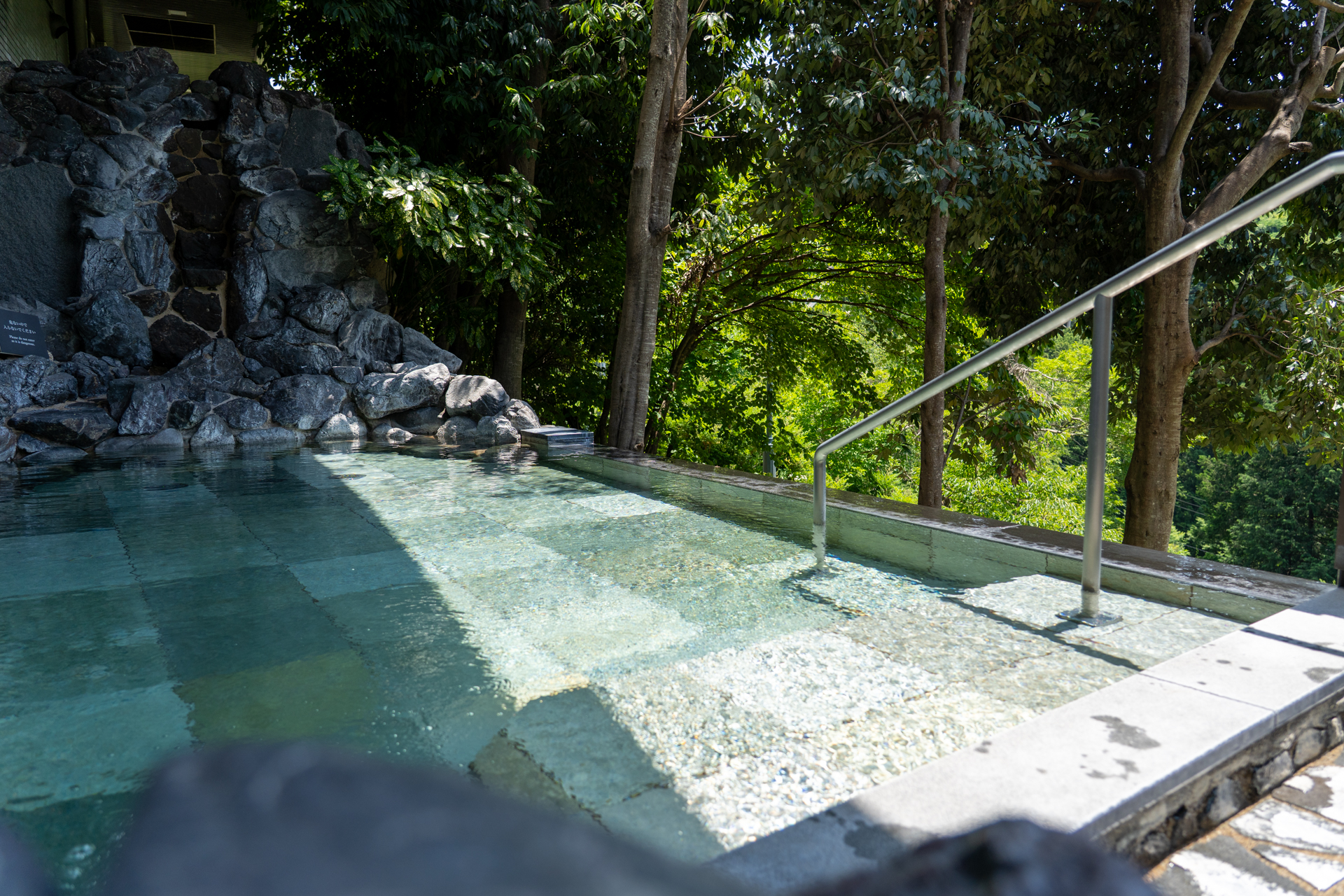 外の階段を数段下りたところには露天風呂も