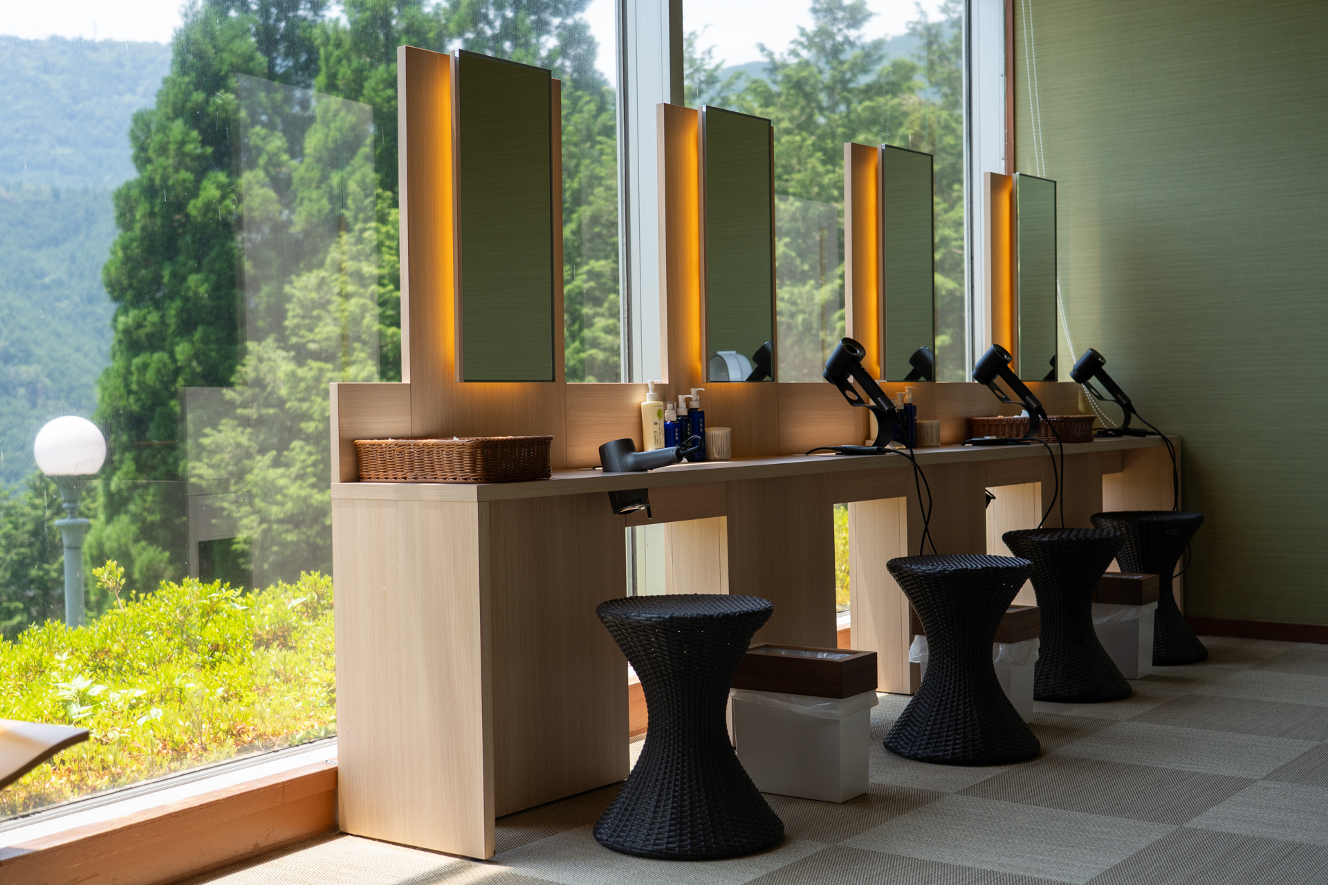 脱衣所横のミラースペース。アメニティも充実していてドライヤーはダイソン