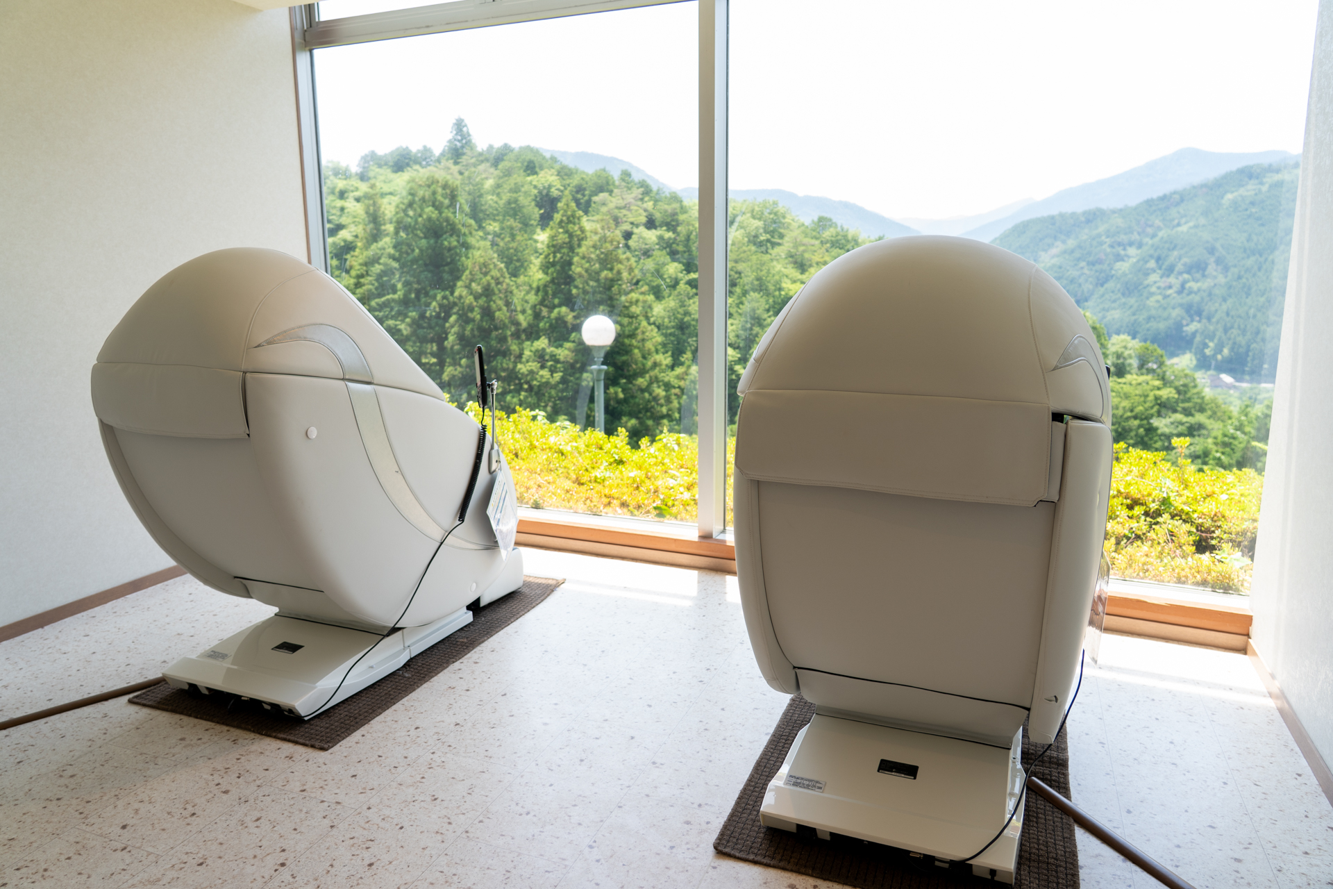 お風呂上がりに利用できるマッサージチェアも無料だ