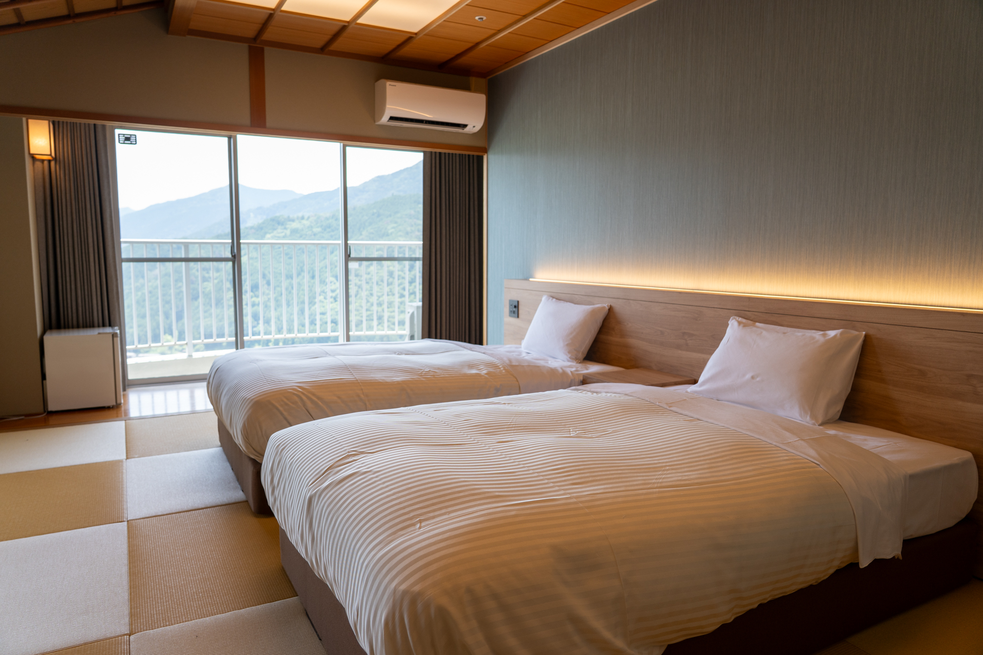 窓際にあるベッドルーム