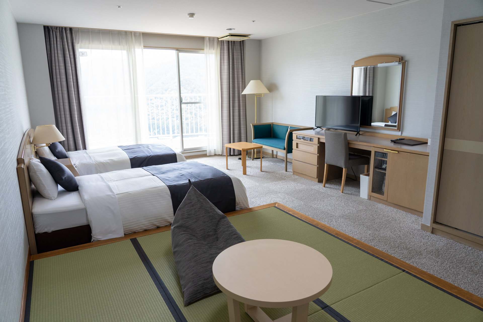 こちらは3階の「スタンダード和洋室ツイン6畳」（約45m<span class="em sup">2</span>）。定員は1～4名