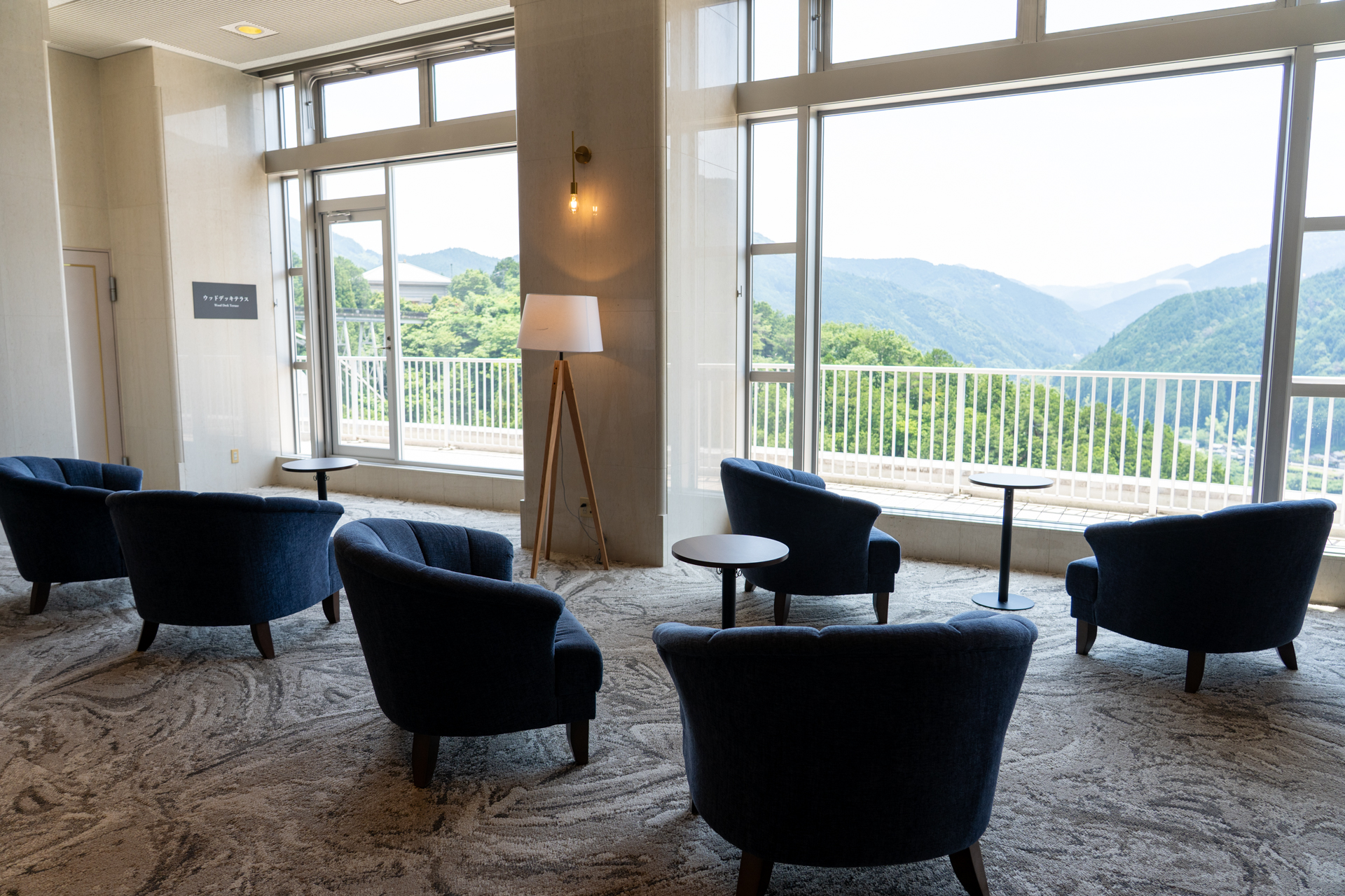 窓いっぱいに南飛騨の雄大な景色が広がるTAOYA下呂のロビーラウンジ