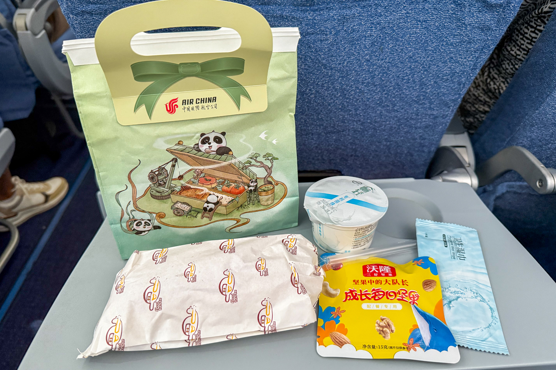 上海浦東空港～成都天府空港は約3時間のフライト。中国国際航空の軽食はパンダのパッケージでした