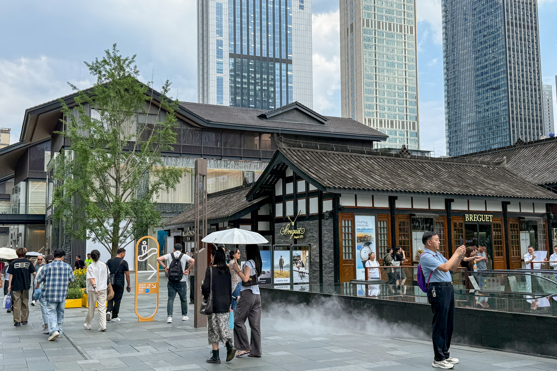 成都太古里はルイヴィトンやオメガなど世界的ブランドが入る複合商業施設