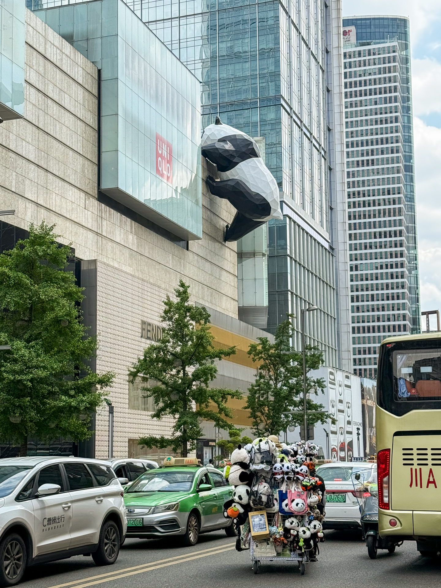 春熙路には巨大パンダがよじ登っている名所ビルも