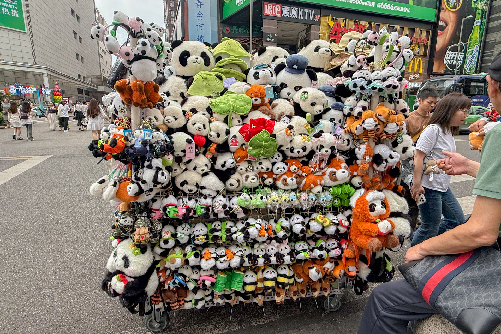 街なかには移動パンダグッズ屋があちこちに