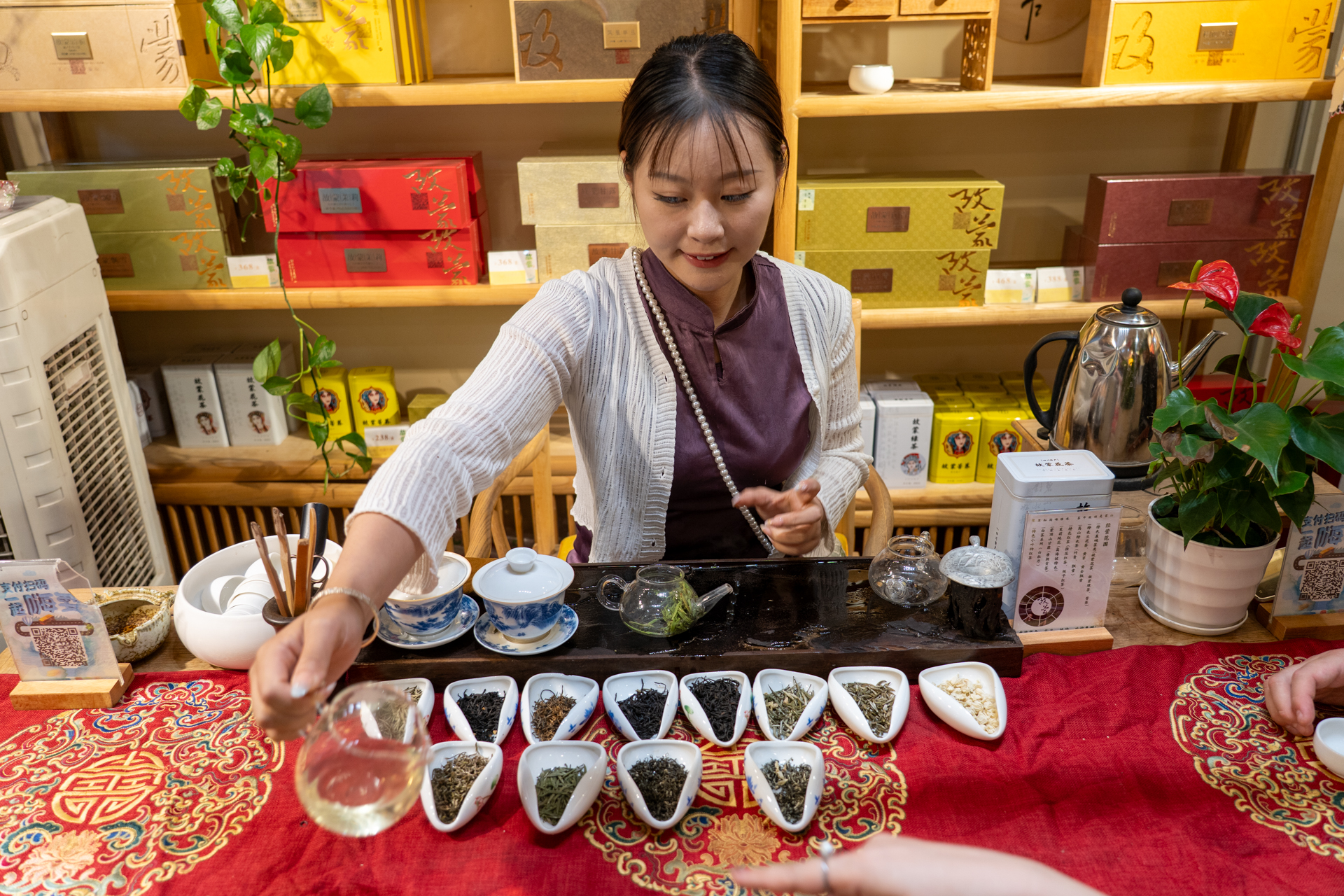 成都はジャスミン茶でも有名。歩き疲れたら茶館で試飲しながらお買い物もいいものです
