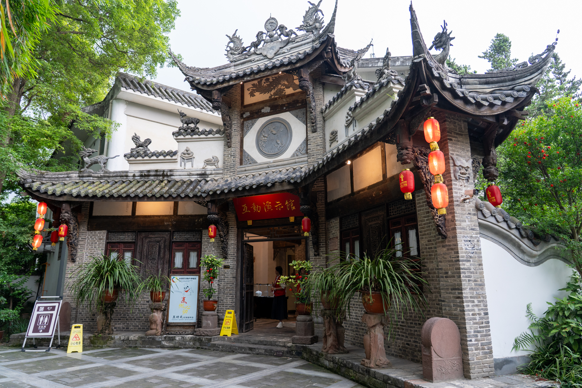 成都市郊外にあるので個人旅行というよりは団体ツアーで連れて行ってもらう場所かも